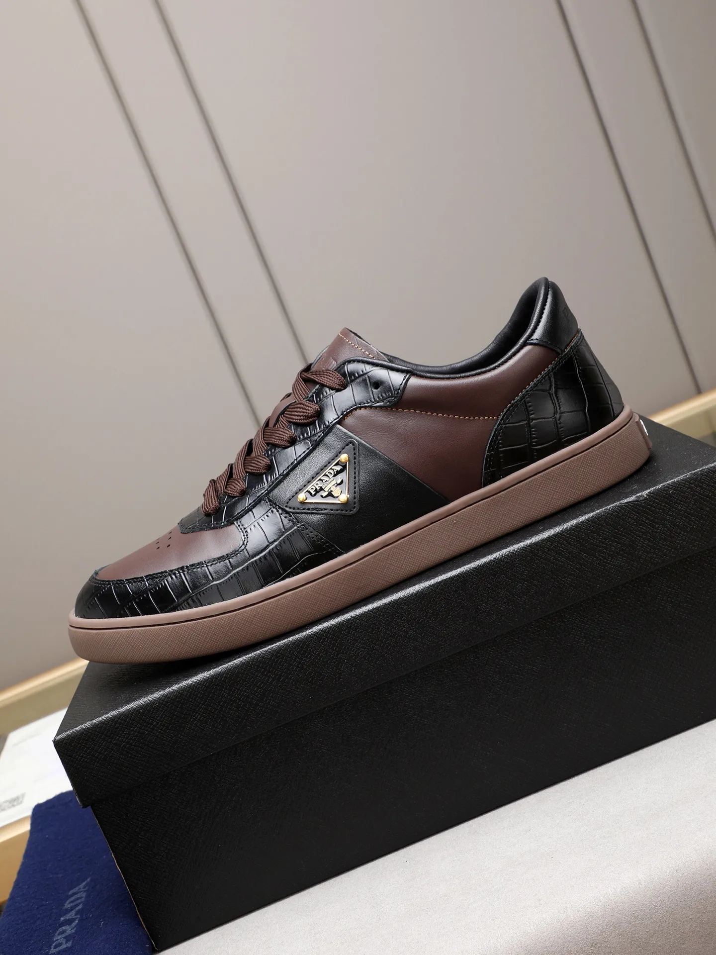 Men's shoes💰420💰 Brand: PRADA (Prada) Standard code: Men's code 38–44 (45 can be customized) Material: Original cowhide, breathable sheep lining Special outsole Style category: Men's fashionable casual sneakers Low-key luxury! Color: actual picture color